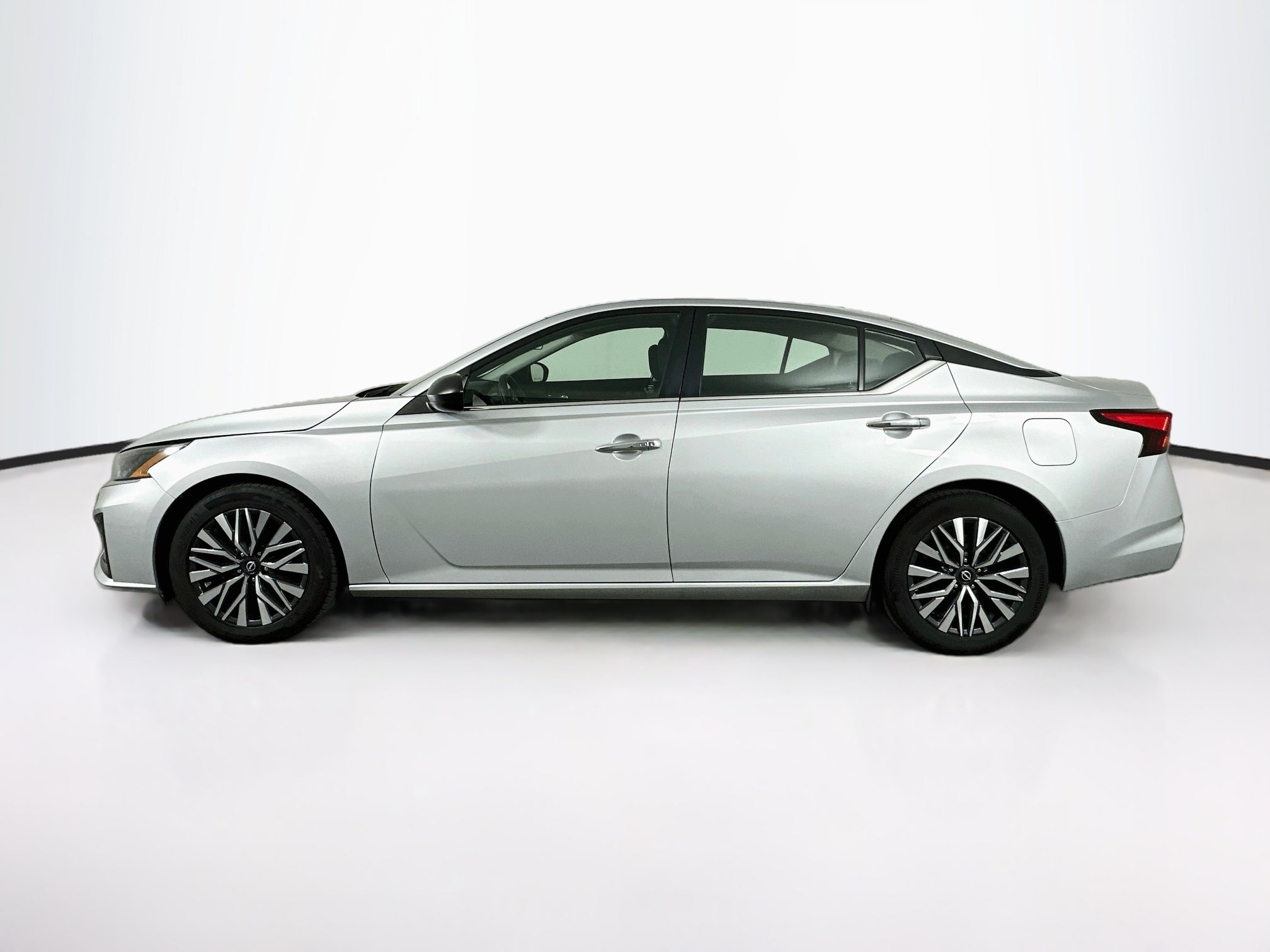 Used 2024 Nissan Altima 2.5 SV FWD image 4