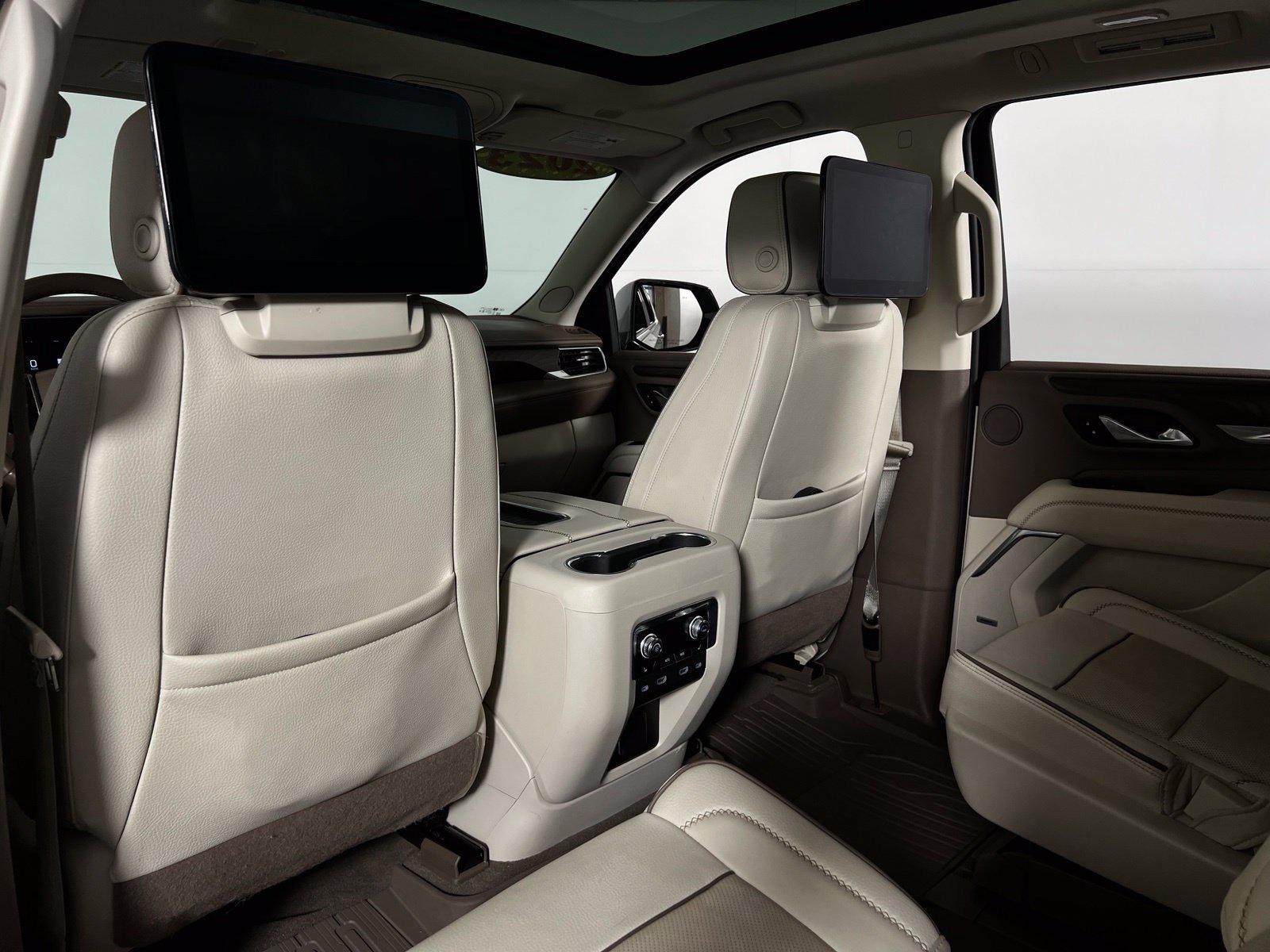 Used 2023 GMC Yukon XL Denali AWD/4WD image 25