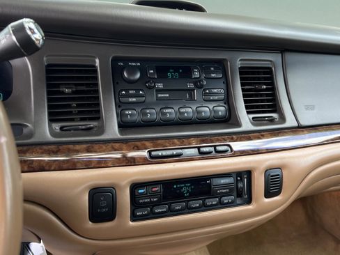 Used 1996 Lincoln Town Car Executive RWD image 17