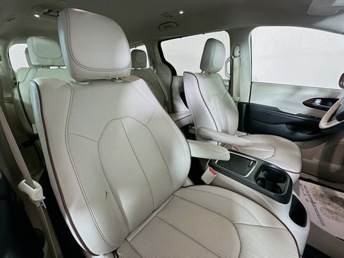 Used 2017 Chrysler Pacifica Limited w/ UConnect Theater Package FWD image 29