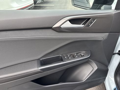 New 2026 Volkswagen Taos SE image 10