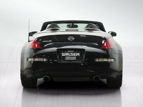 Used 2005 Nissan 350Z Touring RWD image 4