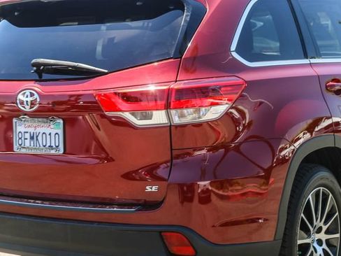 Used 2018 Toyota Highlander SE FWD image 10