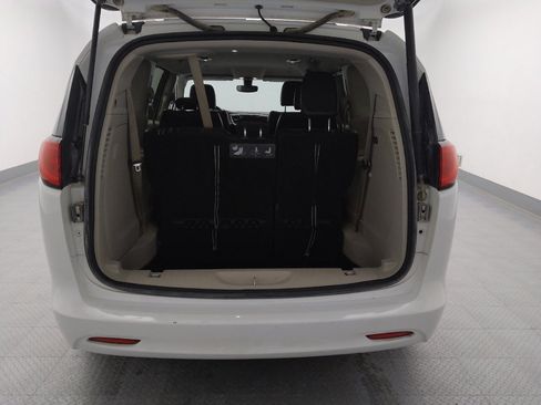 Used 2020 Chrysler Voyager Lxi image 29