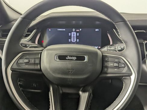 New 2025 Jeep Grand Cherokee Altitude image 17