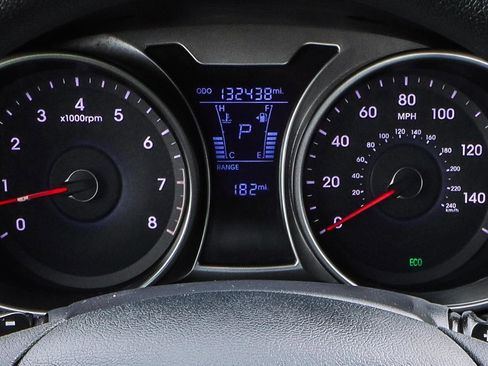 Used 2015 Hyundai Veloster FWD image 6