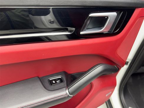 Used 2020 Porsche Cayenne w/ Premium Package image 37