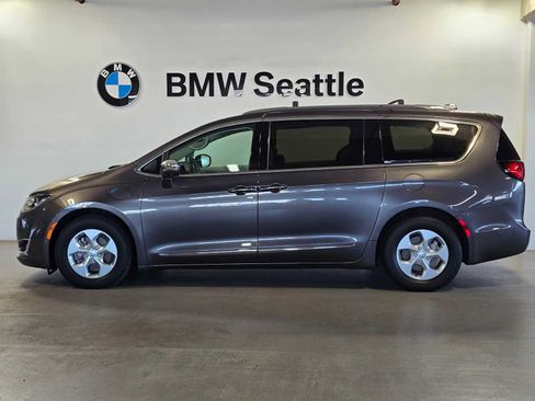 Used 2017 Chrysler Pacifica Platinum FWD image 3