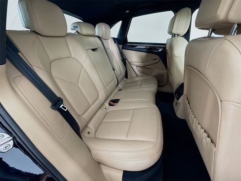 Certified 2025 Porsche Macan image 31