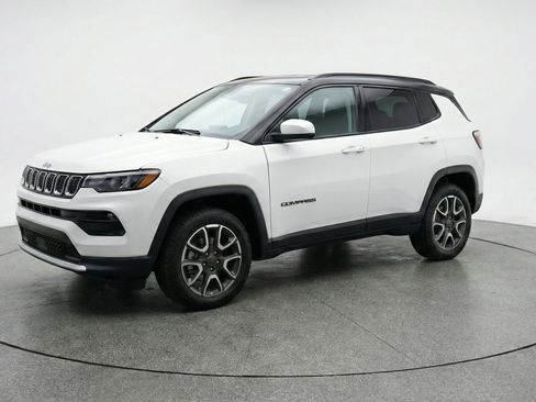 Used 2025 Jeep Compass Trailhawk AWD/4WD image 3