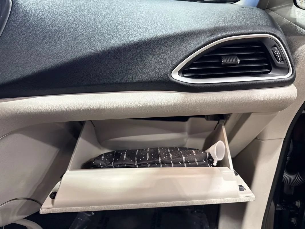 Used 2023 Chrysler Pacifica Touring-L FWD image 61