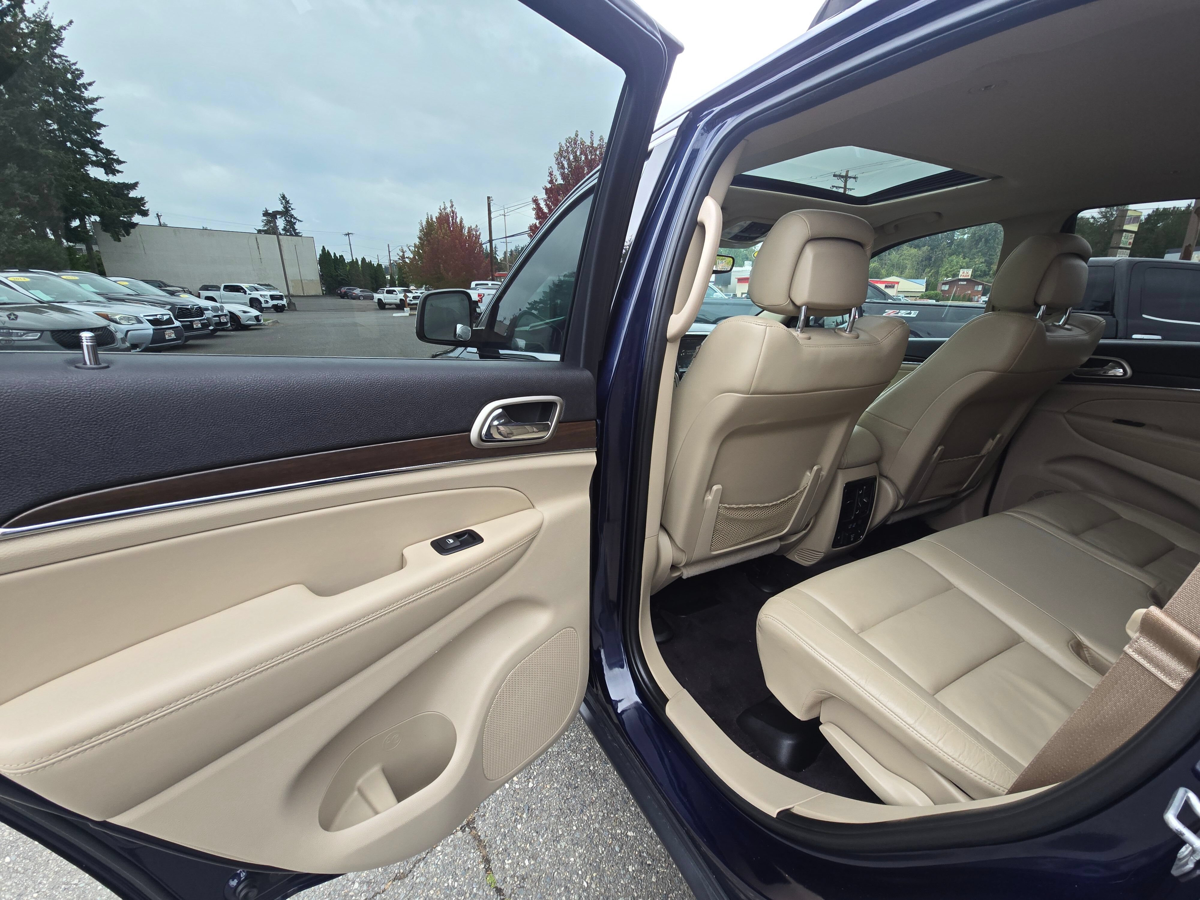 Used 2017 Jeep Grand Cherokee Limited AWD/4WD image 15