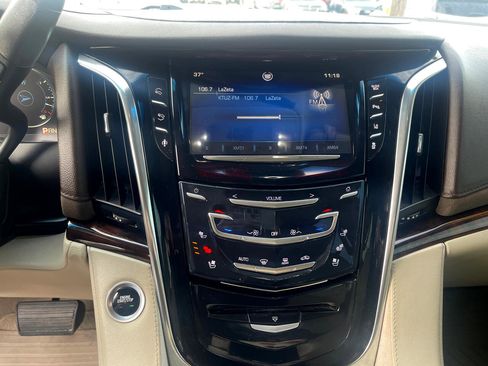 Used 2015 Cadillac Escalade Luxury image 23