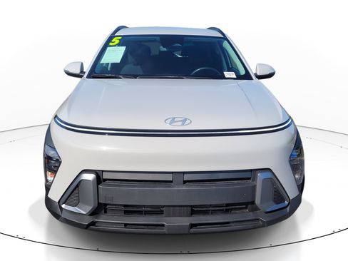 Used 2025 Hyundai Kona SEL image 2