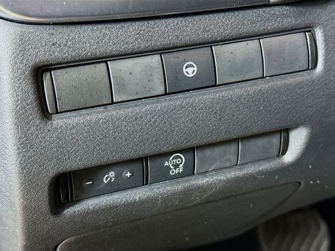 Used 2023 Nissan Rogue SV image 9