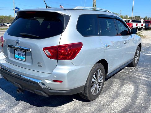 Used 2017 Nissan Pathfinder SL image 3