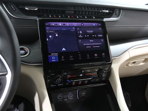 Used 2024 Jeep Grand Cherokee Limited image 9