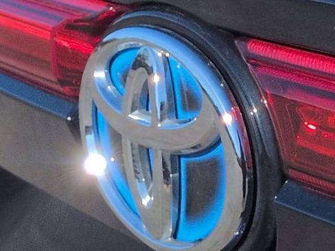 Certified 2021 Toyota Venza LE w/ Carpet Mat Package (TMS) image 25