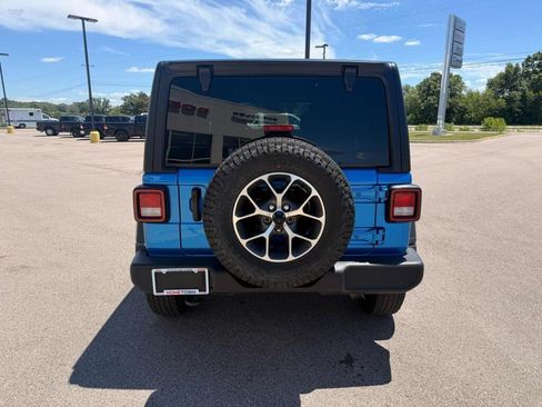 Used 2025 Jeep Wrangler Unlimited Sport AWD/4WD image 4