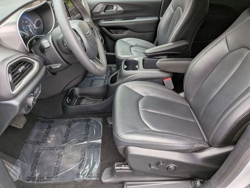 Used 2025 Chrysler Pacifica Select image 20