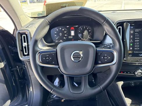 Used 2021 Volvo XC40 T4 Momentum w/ Premium Package image 14