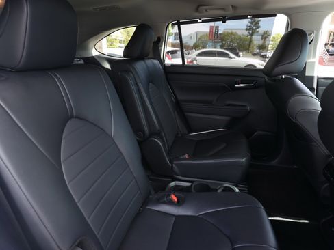 Used 2024 Toyota Highlander XLE image 18