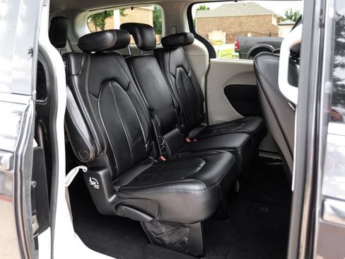 Used 2018 Chrysler Pacifica Touring-L Plus w/ Advanced Safetytec Group FWD image 37