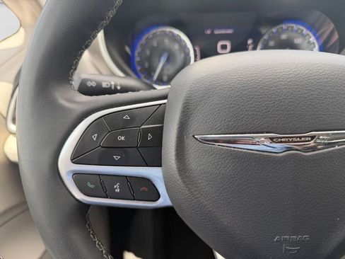 Used 2024 Chrysler Pacifica Touring-L FWD image 24