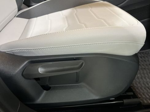 Certified 2025 Volkswagen Taos SE AWD/4WD image 34