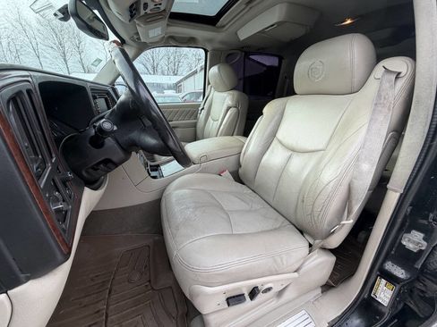 Used 2004 Cadillac Escalade ESV Platinum image 25