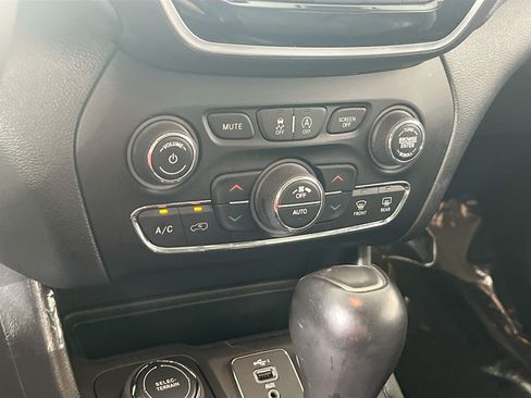 Used 2022 Jeep Cherokee Limited w/ Elite Package AWD/4WD image 15