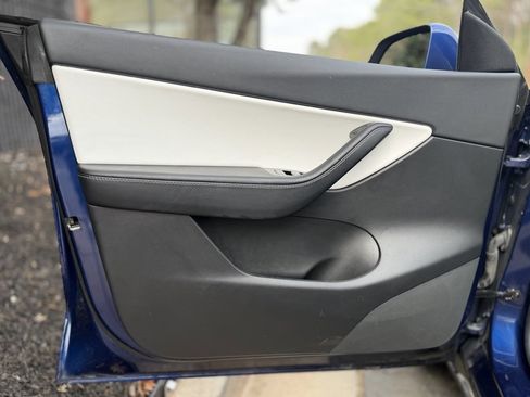 Used 2020 Tesla Model Y Long Range image 28