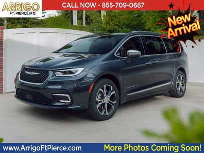 Used 2022 Chrysler Pacifica Touring-L w/ Uconnect Theater Family Group