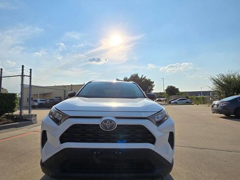 Used 2019 Toyota RAV4 LE image 9