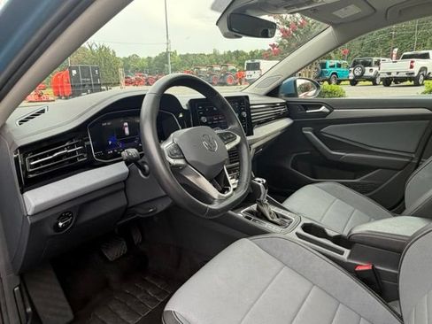 Used 2025 Volkswagen Jetta SE FWD image 9