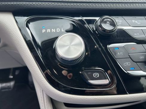 Used 2022 Chrysler Pacifica Limited FWD image 30