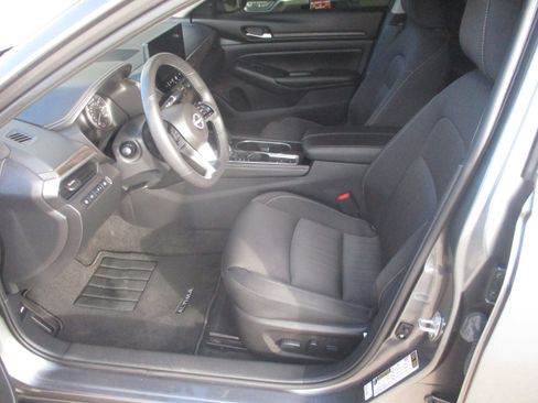 Used 2024 Nissan Altima 2.5 SV w/ SV Premium Package image 4