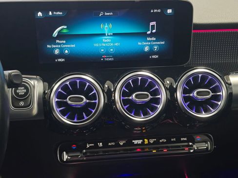 Used 2021 Mercedes-Benz GLB 250 4MATIC w/ Premium Package image 15