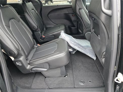 New 2026 Chrysler Pacifica Select image 9