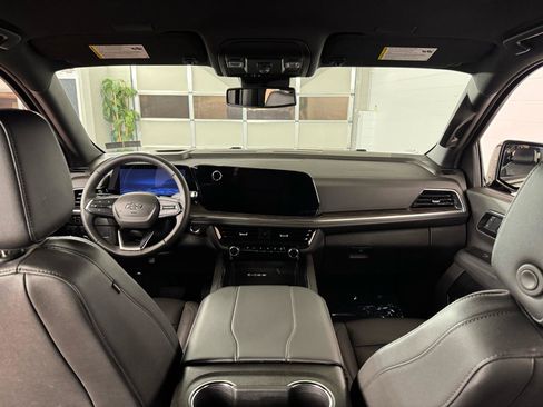 Used 2025 Chevrolet Suburban Z71 image 29