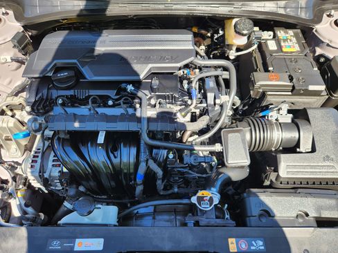 Certified 2025 Hyundai Elantra SE FWD image 17