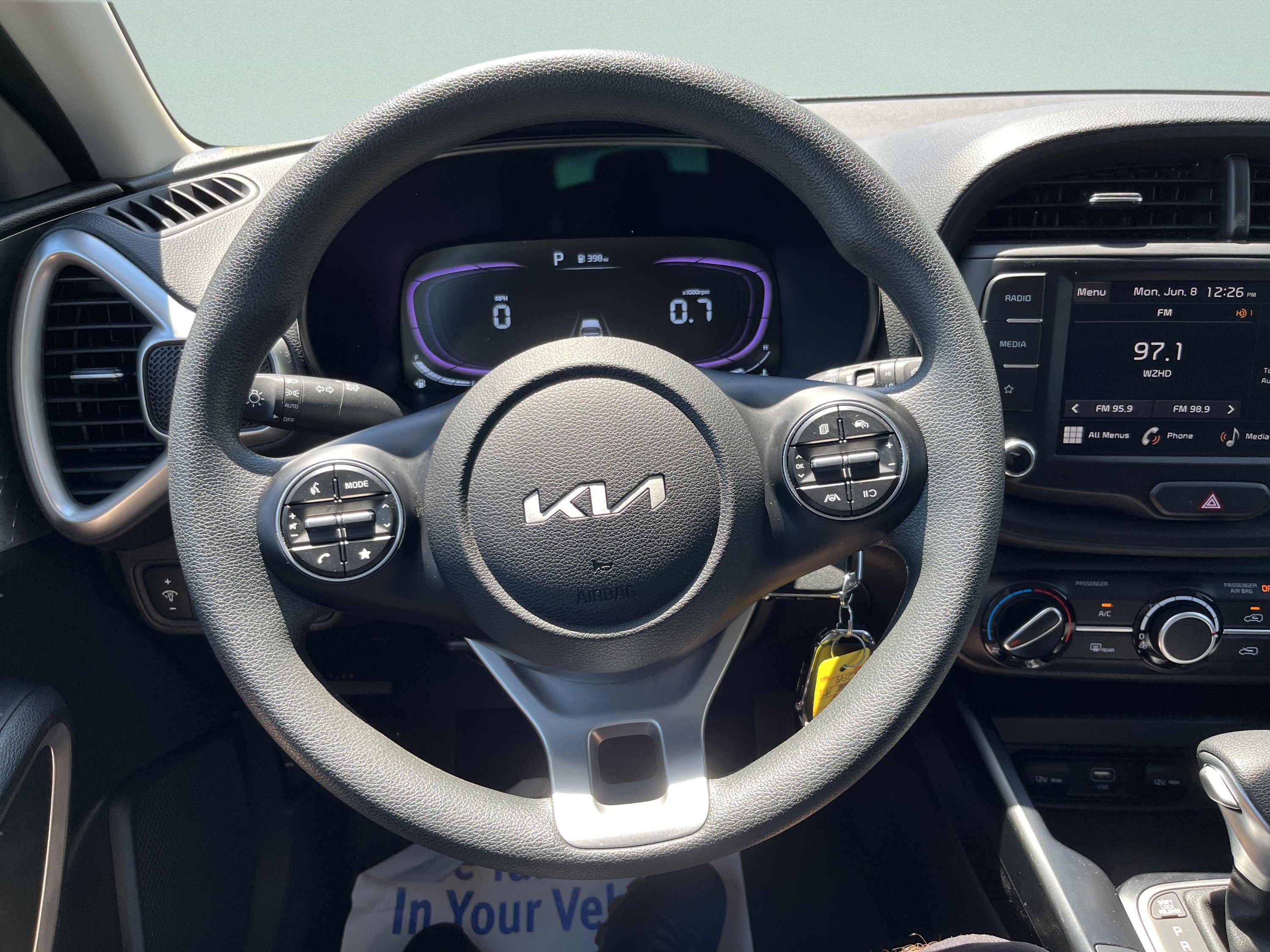 Used 2025 Kia Soul LX w/ LX Technology Package FWD image 17