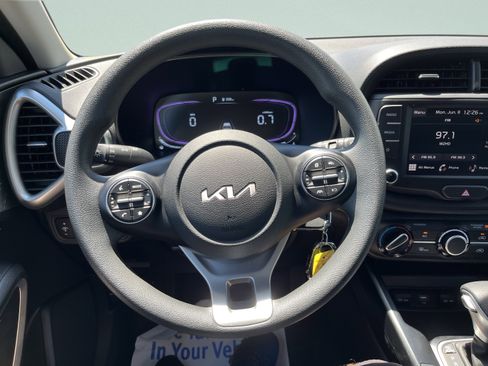 Used 2025 Kia Soul LX w/ LX Technology Package FWD image 17