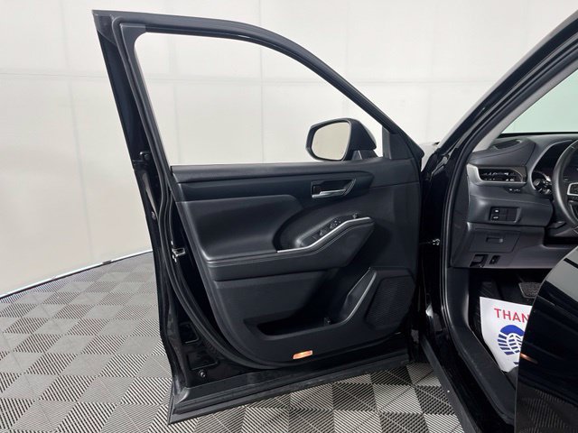 Used 2022 Toyota Highlander XLE AWD/4WD image 12