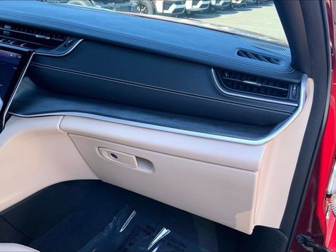 Certified 2023 Jeep Grand Cherokee L Limited w/ Black Appearance Package AWD/4WD image 18