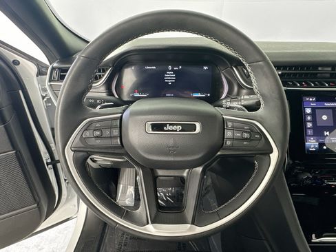 Used 2023 Jeep Grand Cherokee L Laredo RWD image 11