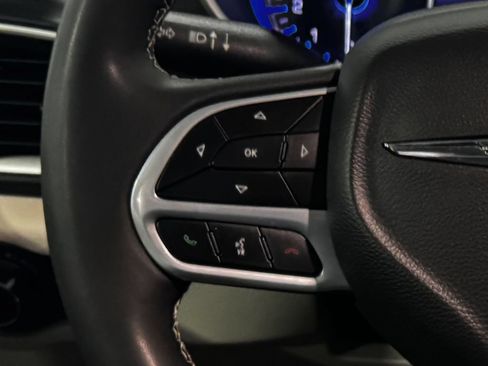 Used 2023 Chrysler Pacifica Touring-L FWD image 6