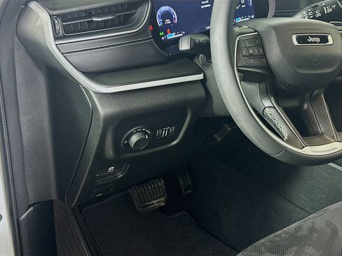 Used 2023 Jeep Grand Cherokee L Altitude image 17