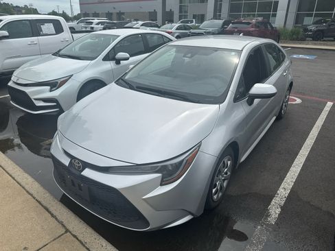 Used 2020 Toyota Corolla LE FWD image 2