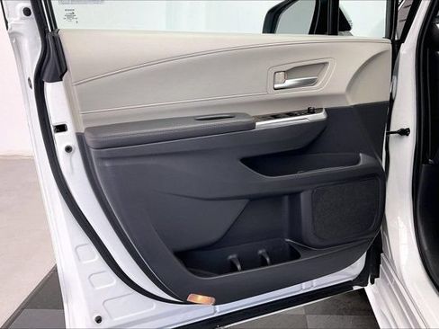 Used 2022 Toyota Sienna XLE w/ XLE Plus Package FWD image 26